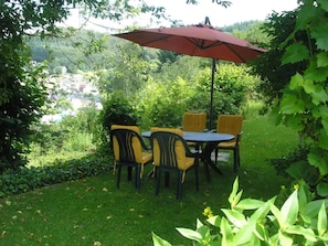 Outdoor dining - Cozy vacation rental in Adenau—just a 10-minute walk to the Nordschleife! (Adenau)