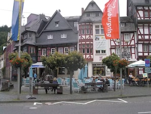 Outdoor dining - Cozy vacation rental in Adenau—just a 10-minute walk to the Nordschleife! (Adenau)