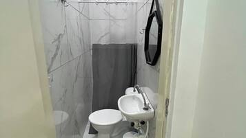Toalhas de banho, papel higiênico