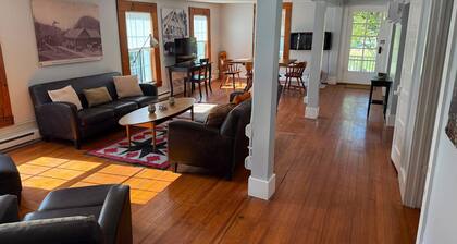 2BR Pet-friendly Walk to Cafes Trails Wineries