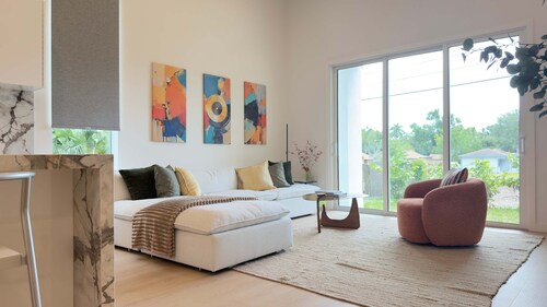 New Modern St Pete Home Near Downtown Beaches