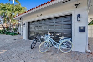 Eine Garage mit der Nummer 2830, zwei Fahrräder davor abgestellt und ein gepflegter Auffahrtsweg.