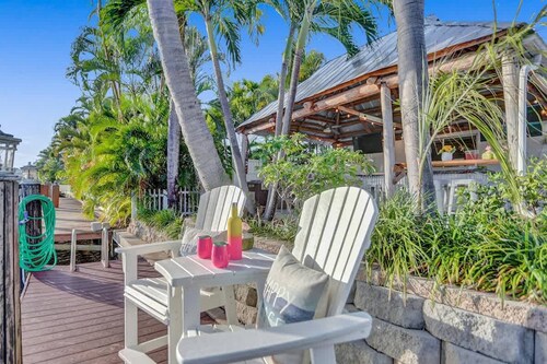 Waterfront With Pool Spa Tiki Bar and 1 Mile to Beach