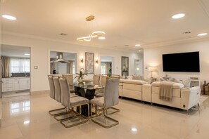 House | 6 bedrooms, Internet - 6 BR Villa Steps to Ocean Pool Sauna Jacuzzi (Fort Lauderdale)