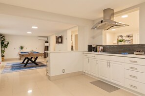 6 bedrooms, Internet - 6 BR Villa Steps to Ocean Pool Sauna Jacuzzi (Fort Lauderdale)