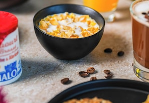 Sarapan prasmanan setiap hari dengan biaya tambahan