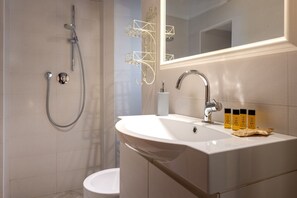 Shower, bidet, towels, shampoo - The Locksmith's house by Maison Florence (firenze)
