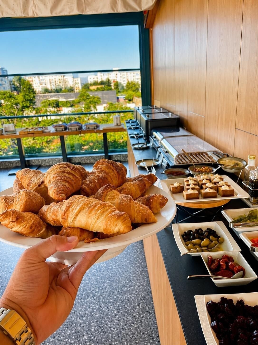 Bữa sáng buffet hàng ngày với phụ phí nhỏ 