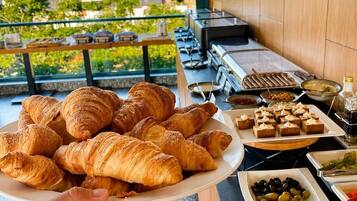 Bữa sáng buffet hàng ngày với phụ phí nhỏ