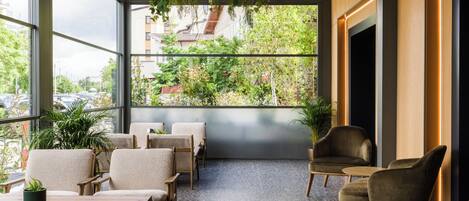 2 Bars/Lounges