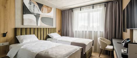Standaard Twin kamer, uitzicht op de stad | Een bureau, een laptopwerkplek, geluiddichte muren