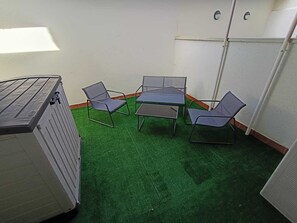 A room with artificial green flooring, a ping pong table, and two chairs. - Just a stone's throw from the sea—whether it's a sandy beach, rocky shore, or pebble beach—Casa Magia (Marina di Pisa-tirrenia-calambr)