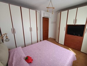 Room - Vrbo Property (Marina di Pisa-tirrenia-calambr)