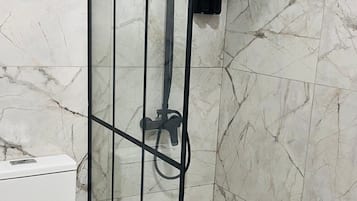 Douche, sĂšche-cheveux, serviettes fournies