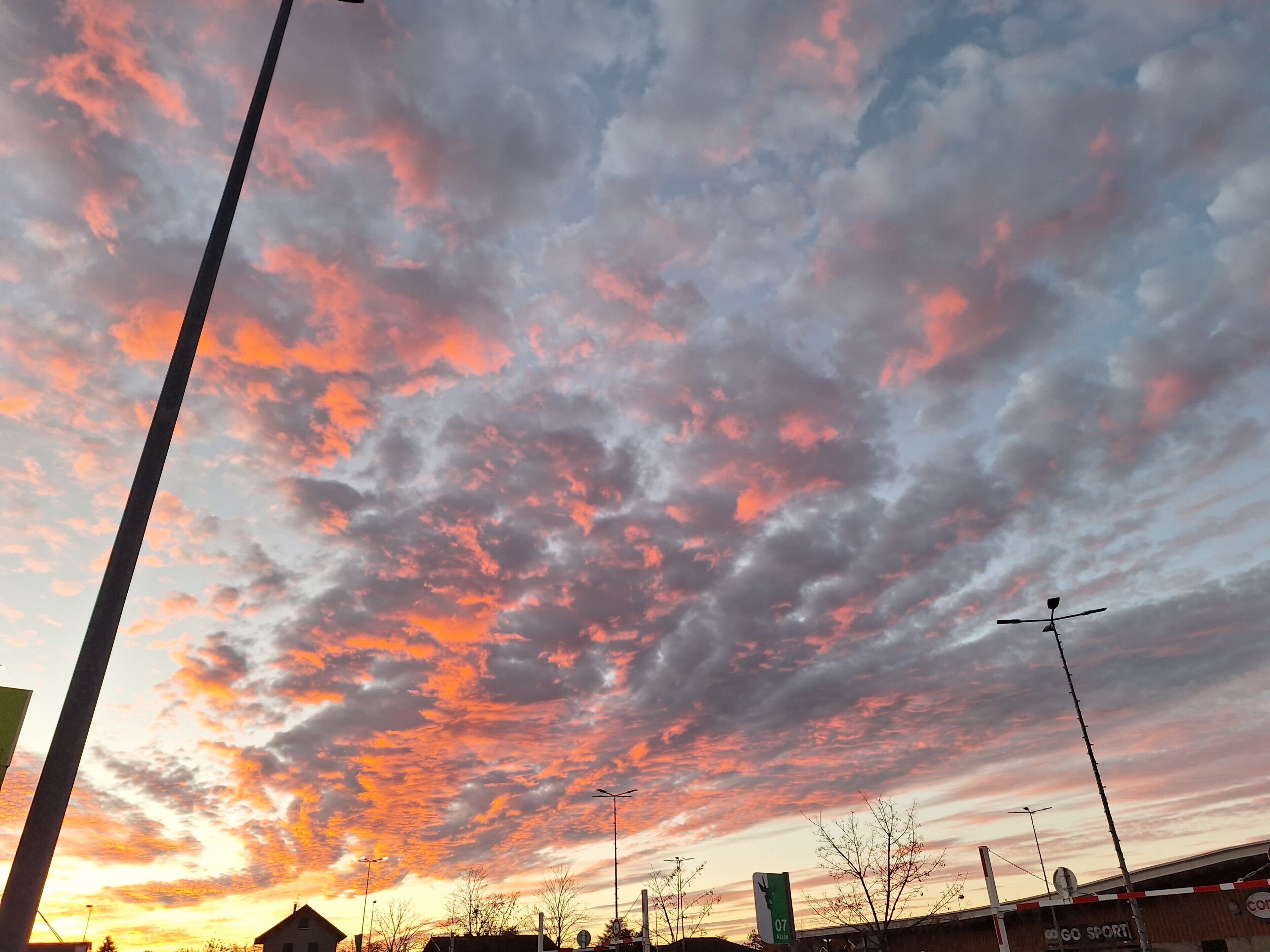 Un ciel au coucher du soleil, avec des nuages.