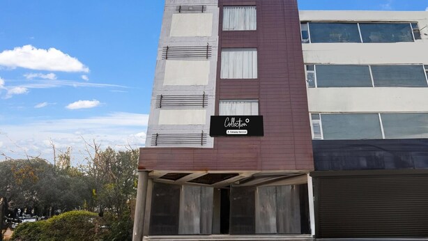 Un edificio de varios pisos con un letrero que dice 'Collection'.
