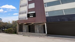 Un edificio moderno con un letrero que dice 'Collection'.