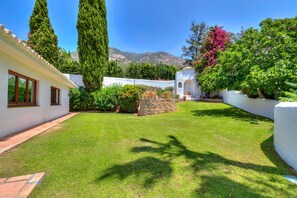 Property grounds - Hacienda del Cazador: Luxury Villa in La Alquería (Mijas Pueblo)