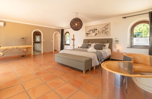 Iron/ironing board, WiFi, bed sheets, wheelchair access - Hacienda del Cazador: Luxury Villa in La Alquería (Mijas Pueblo)