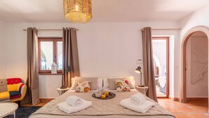 6 bedrooms, iron/ironing board, WiFi, bed sheets