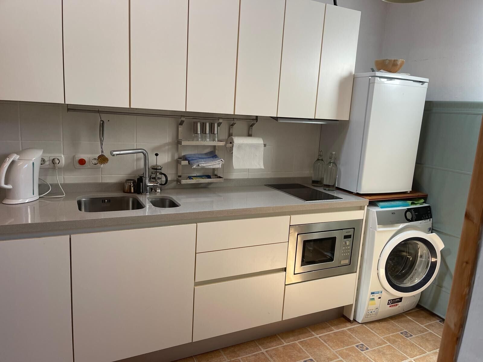 Geladeira, micro-ondas, fogão, cooktop