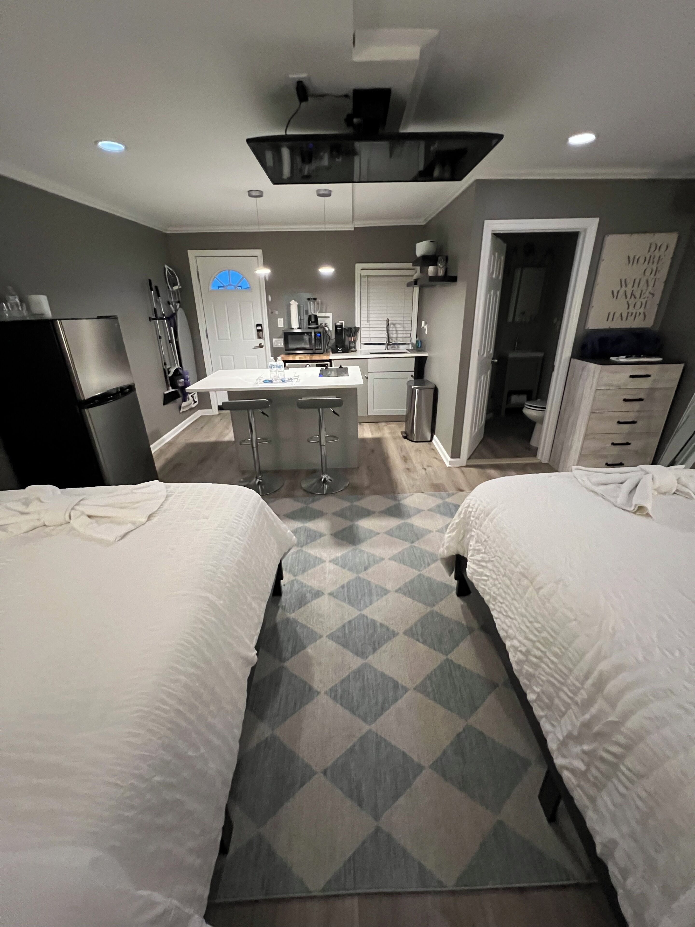 Iron/ironing board, WiFi, bed sheets