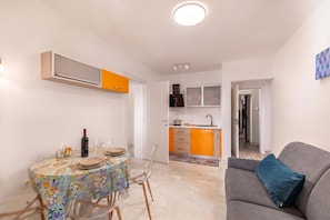 Ein modernes Interieur mit Essbereich, Küche und Wohnbereich.