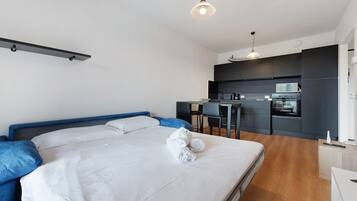 Een strijkplank/strijkijzer, wifi, beddengoed