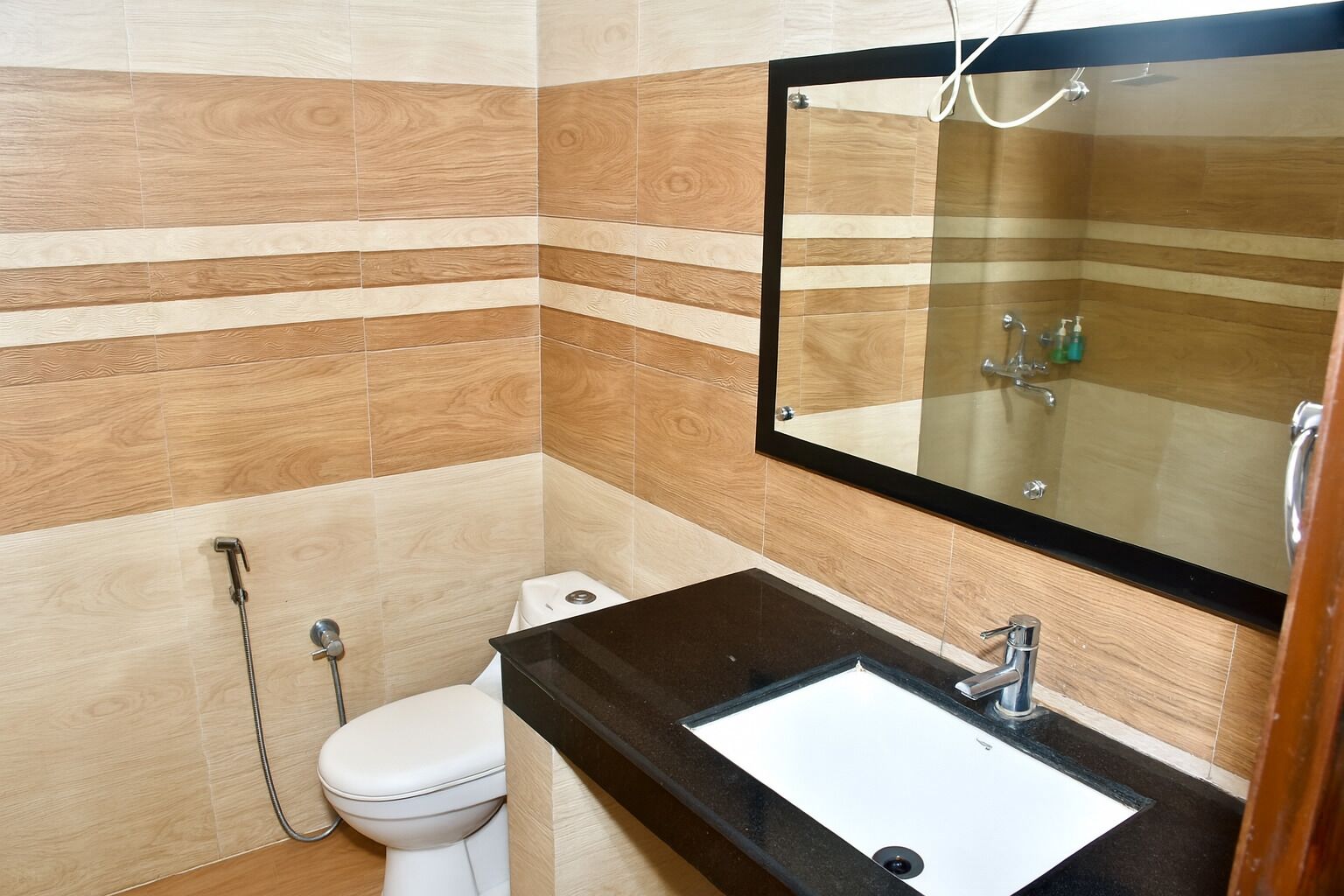 Kamar Deluks | Kamar mandi | Shower, handuk, sabun, dan sampo