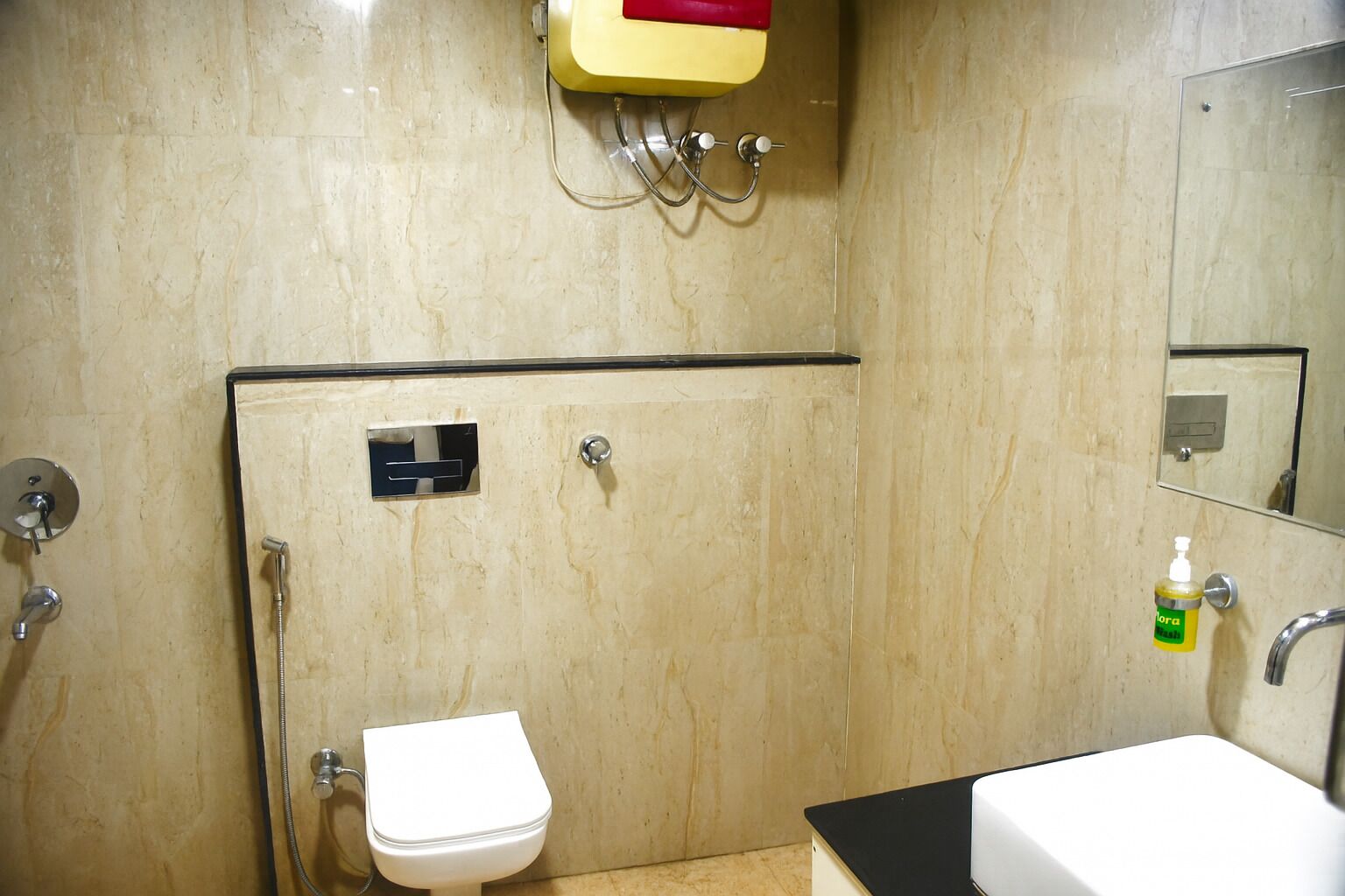 Deluxe Room | Bathroom | Shower, towels, soap, shampoo