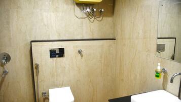 Deluxe Room | Bathroom | Shower, towels, soap, shampoo