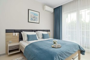 Een bureau, een strijkplank/strijkijzer, reisbedje, wifi