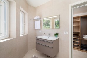 Shower, hair dryer, towels, soap - BRAČ WATERFRONT LUXURY VILLA (Supetar)