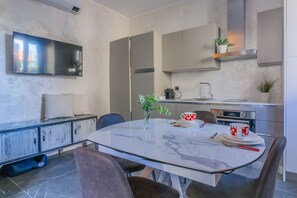 Eine moderne Küche mit Backofen, Mikrowelle und Dunstabzugshaube aus Edelstahl.