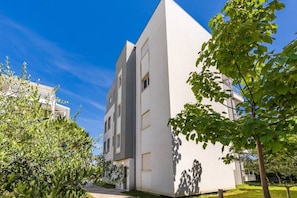 Un bâtiment moderne doté d’un toit plat, de grandes fenêtres et d’une entrée bien visible.