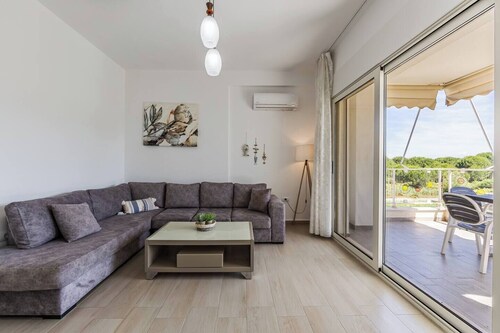Beachside Family Apartment | Balcony & Parking by PikHost