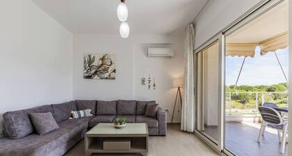 Beachside Family Apartment | Balcony & Parking by PikHost