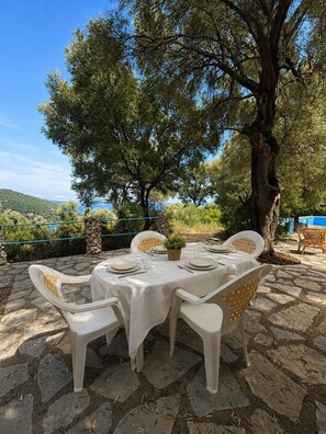 Outdoor dining - Vrbo Property (syvota)