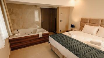 Deluxe Suite, City View | In-room safe, desk, blackout drapes, soundproofing