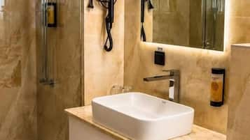 Shower, pengering rambut, sandal, dan handuk