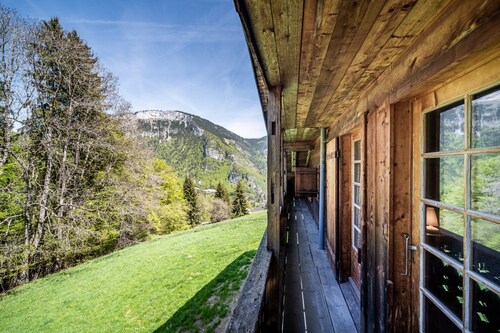 Chalet 'Familial Chaleureux' with Mountain View, Shared Terrace and Wi-Fi