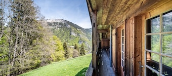 Chalet 'Familial Chaleureux' with Mountain View, Shared Terrace and Wi-Fi
