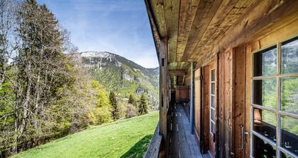 Chalet 'Familial Chaleureux' with Mountain View, Shared Terrace and Wi-Fi