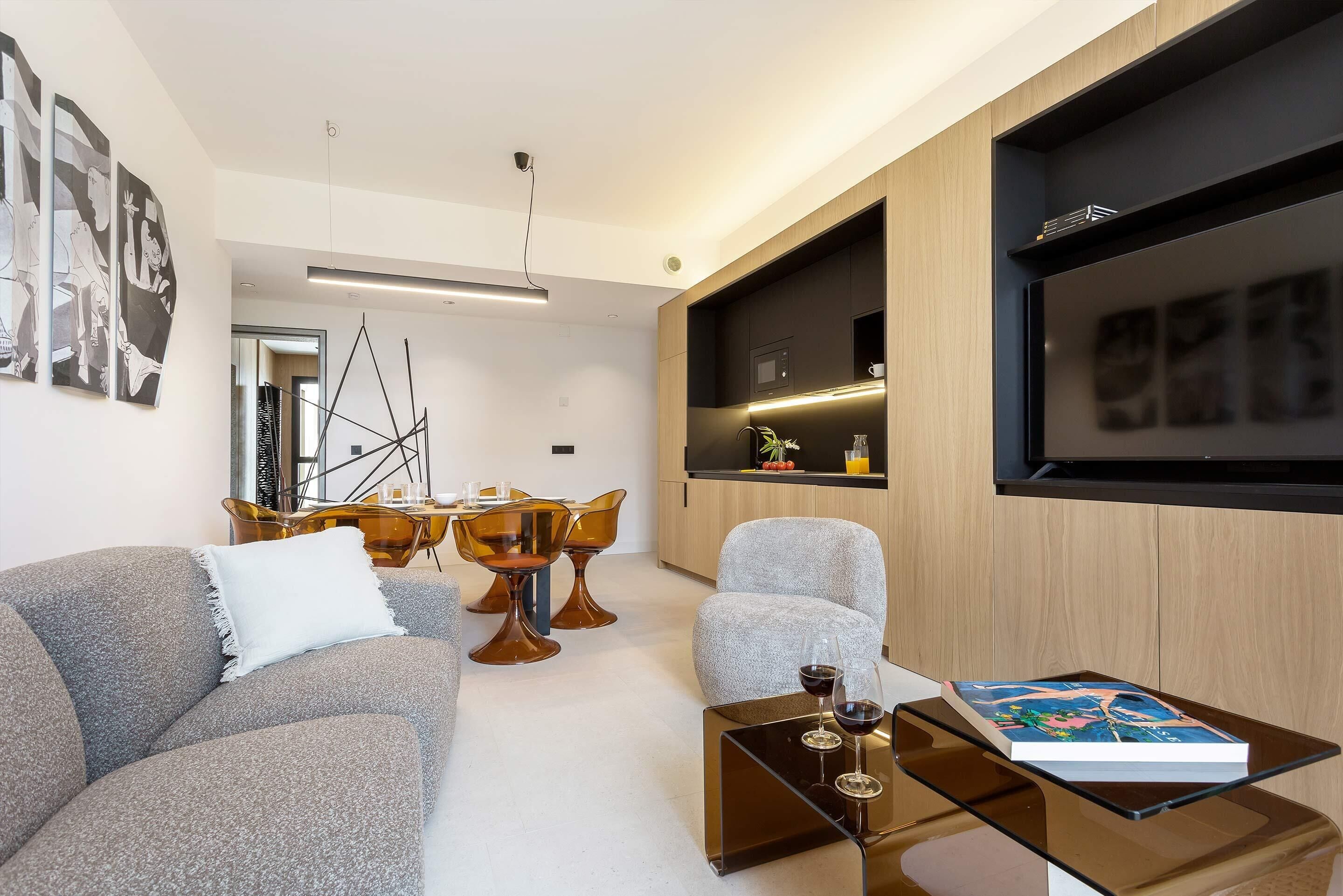 Apartment (3 Bedrooms) | Wohnbereich | 55-Zoll-Smart-TV mit Satellitenempfang