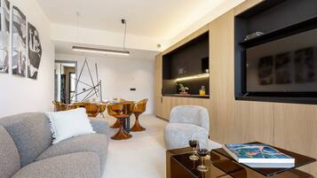 Apartment (3 Bedrooms) | Wohnbereich | 55-Zoll-Smart-TV mit Satellitenempfang