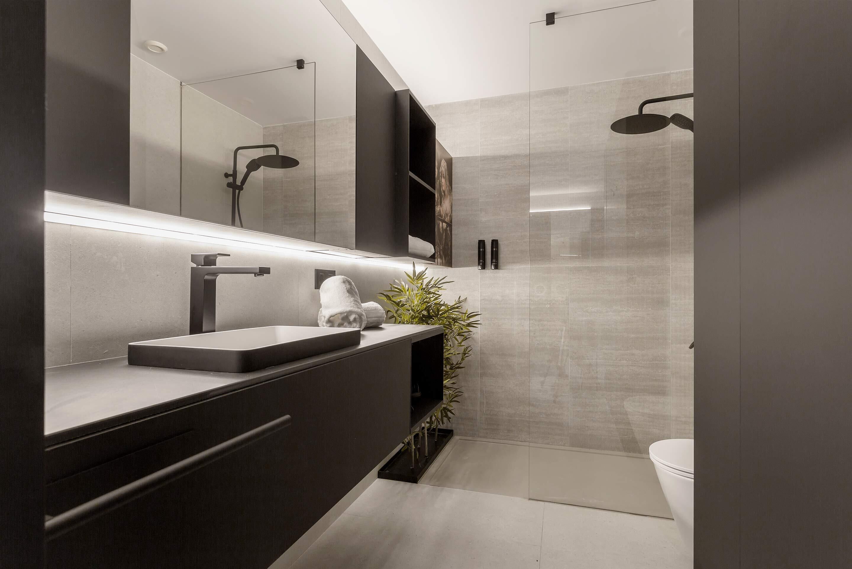 Apartamento (3 Bedrooms) | Baño | Ducha, artículos de higiene personal gratuitos y secador de pelo