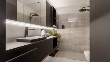 Apartamento (3 Bedrooms) | Baño | Ducha, artículos de higiene personal gratuitos y secador de pelo