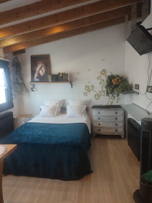 Une chambre à coucher avec un lit, une commode, un radiateur, une fenêtre, un tableau et une plante.