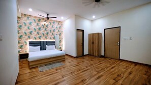 Deluxe-Doppelzimmer, Stadtblick | Laptopgeeigneter Arbeitsplatz, kostenloses WLAN