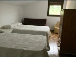 2 habitaciones, tabla de planchar con plancha, wifi y ropa de cama 